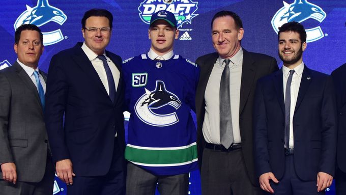 Rusové na draftu NHL obecně patří k žádanému zboží. Ve středu fotky je Vasilij Podkolzin, kterého si v roce 2019 vybral z desátého místa Vancouver.