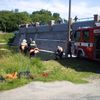Hasiči vytahují vozidlo z rybníku