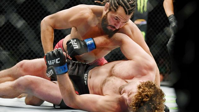 Jorge Masvidal mlátí bezvládného Bena Askrena v utkání UFC, které trvalo rekordních pět vteřin