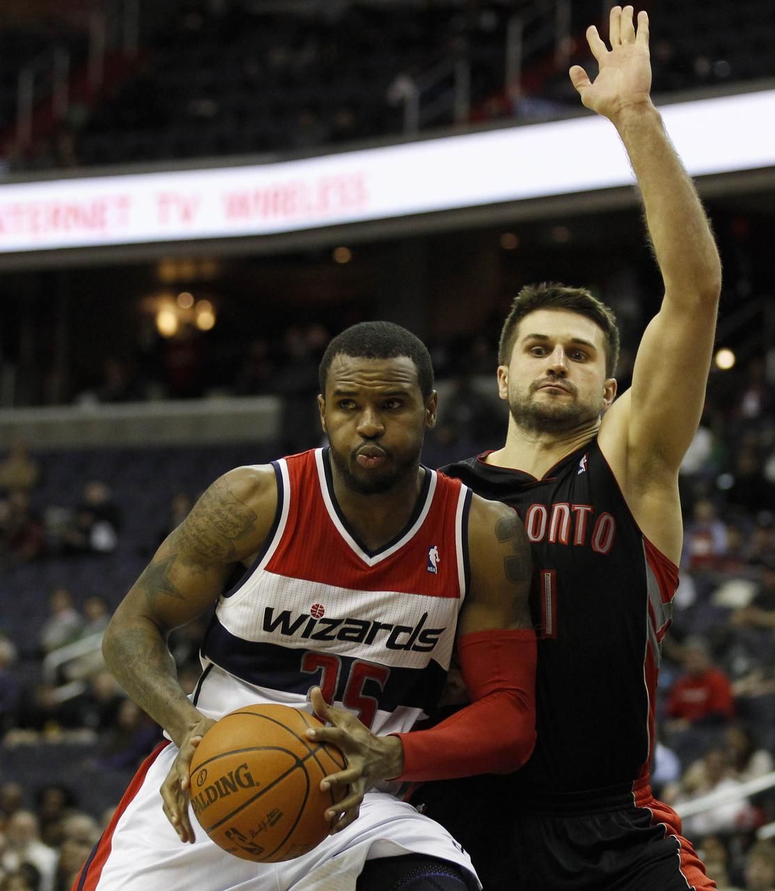Linas Kleiza a Trevor Booker (Washington - Toronto)