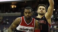 V prodloužení Wizards udrželi soupeře na třech bodech, a tak jej porazili podruhé z dosavadních tří vzájemných zápasů. (Linas Kleiza se snaží zastavit Trevora Bookera)