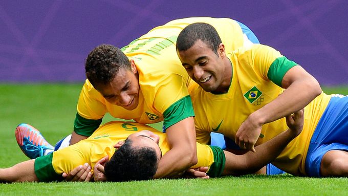 Fotbalisté Brazílie slaví třetí gól spoluhráče Sandra do sítě Nového Zélandu
