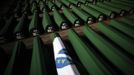 A coffin is covered with a war time Bosnian Muslim flag which was prepared for a mass burial at the Memorial Center in Potocari, near Srebrenica July 9, 2012. The bodies of 520 recently identified victims of the Srebrenica massacre will be buried on July 11, the anniversary of the massacre when Bosnian Serb forces commanded by Ratko Mladic slaughtered 8,000 Muslim men and boys and buried them in mass graves, in Europe's worst massacre since World War Two. REUTERS/Dado Ruvic (BOSNIA - Tags: POLITICS CONFLICT ANNIVERSARY) Published: Čec. 9, 2012, 6:38 odp.