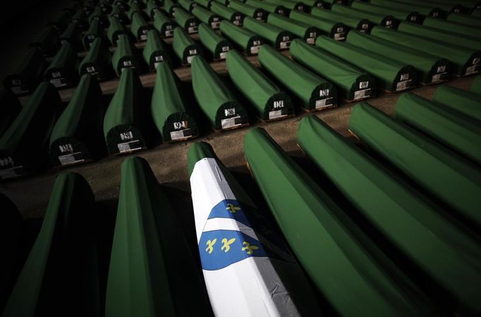 A coffin is covered with a war time Bosnian Muslim flag which was prepared for a mass burial at the Memorial Center in Potocari, near Srebrenica July 9, 2012. The bodies of 520 recently identified victims of the Srebrenica massacre will be buried on July 11, the anniversary of the massacre when Bosnian Serb forces commanded by Ratko Mladic slaughtered 8,000 Muslim men and boys and buried them in mass graves, in Europe's worst massacre since World War Two. REUTERS/Dado Ruvic (BOSNIA - Tags: POLITICS CONFLICT ANNIVERSARY) Published: Čec. 9, 2012, 6:38 odp.