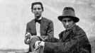 Franz Kafka s Ottem Brodem, bratrem Maxe Broda, v italském Castel Toblino roku 1909.