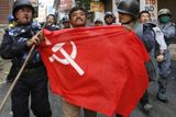 Nepálští političtí aktivisté vykřikují slogany proti monarchii na Dillíském bazaru. Byli zatčeni za porušení zákazu vycházení, který vláda vyhlásila v sobotu. V Nepálu o víkendu nefungovaly mobilní sítě.