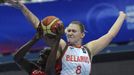 Mistrovství světa v basketbale žen, osmifinále, skupina E, Bělorusko-USA, 28. září v Ostravě. Sylvia Fowlesová (vlevo) z USA a Viktoria Hasperová z Běloruska.