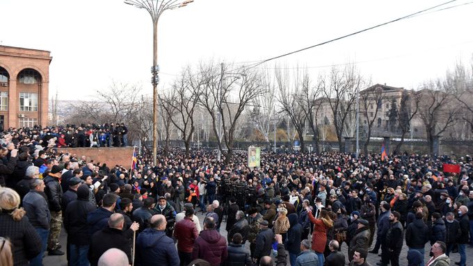 Protesty v Jerevanu proti premiérovi Pašinjanovi, 25. února.