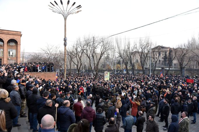 Protesty v Jerevanu proti premiérovi Pašinjanovi, 25. února.