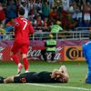 Holandský fotbalista Ron Vlaar sklesle leží po gólu odbíhajícího Portugalce Cristiana Ronalda a vedle něj klečí brankář Maarten Stekelenburg v utkání skupiny B na Euru 2012