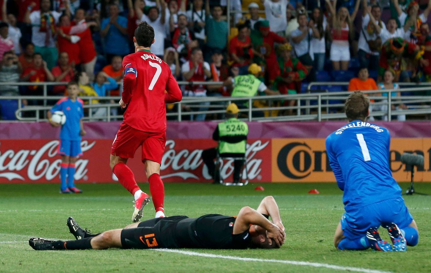 Holandský fotbalista Ron Vlaar sklesle leží po gólu odbíhajícího Portugalce Cristiana Ronalda a vedle něj klečí brankář Maarten Stekelenburg v utkání skupiny B na Euru 2012