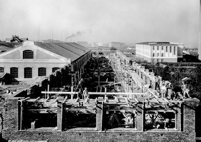 Stavba dnešní první lodi v roce 1924