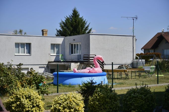 Bazény naplněné vodou, studně prázdné.