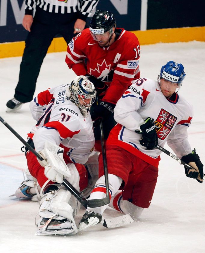 Hokej, MS 2013, Česko - Kanada: Ondřej Pavelec a Jan Hejda - Andrew Ladd