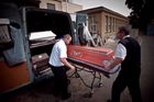 Každý den přijíždějí do zadního traktu krematoria vozy pohřební služby, které sem přivážejí rakve s ostatky zesnulých.