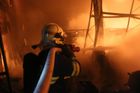 Při požáru ubytovny ve Strakonicích hasiči evakuovali 80 lidí, škoda je půl milionu