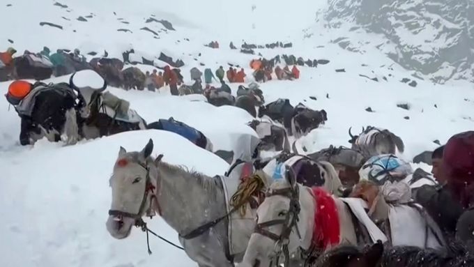 Stovky horolezců, turistů a dalších lidí, které vánice uvěznily na Mount Everestu, jsou už v bezpečí.