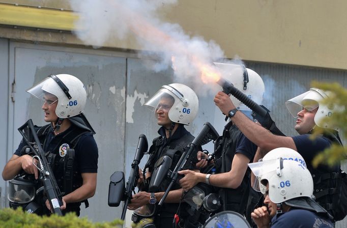 Policie pálí slzný plyn na demonstranty v Ankaře.