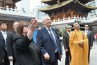 Zeman v Šanghaji navštívil buddhistický chrám