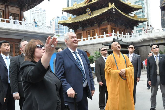 Prezident Miloš Zeman navštívil 5. září spolu s manželkou Ivanou buddhistický klášter Ťing-an v Šanghaji.