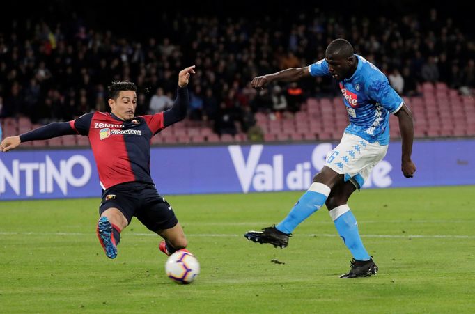 Kalidou Koulibaly střílí na janovskou branku