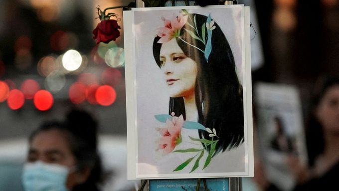 Protest proti úmrtí Kurdky Mahsy Amíníové, snímek ze září 2022
