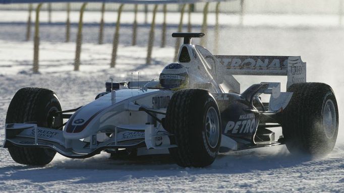 Nick Heidfeld s BMW-Sauber na zasněženém dostihové dráze ve Svatém Mořici.