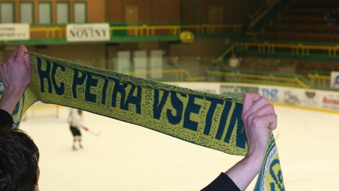 K šesti mistrovským titulům už zřejmě Vsetín nikdy žádný nepřidá, přesto hokejový fenomén Česka žije dál. Akorát, že se Na Lapači nehraje extraliga. Podívejte se.