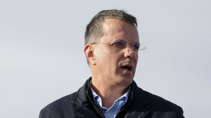 Rumunský ministr obrany odstoupil poté, co přiznal údajnou chybu v životopise