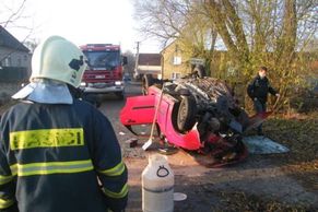 Po nárazu do stromu skončilo auto na střeše