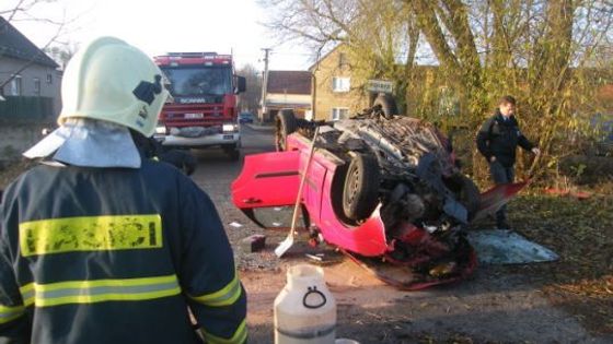 Po nárazu do stromu skončilo auto na střeše