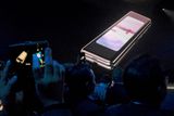 Nový model má zaujmout především technologické nadšence. Jeho uvedení na trh plánuje Samsung na 26. duben a není zatím jasné, kdy se bude telefon prodávat i v Česku.