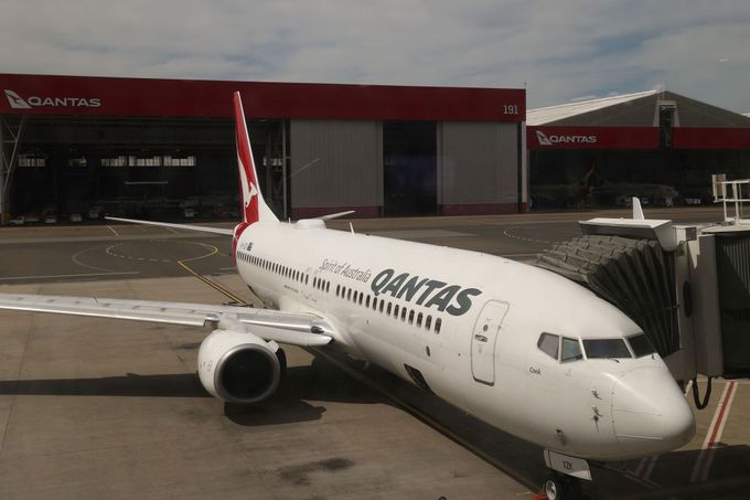 Letadlo aerolinií Qantas na letišti v australském Sydney