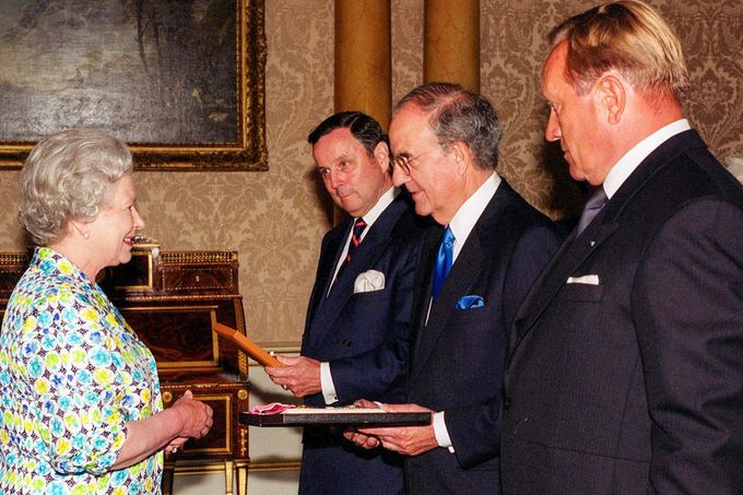 Královna Alžběta II při předávání vyznamenání Řádu britského impéria na archivním snímku z roku 1999. Ilustrační foto.