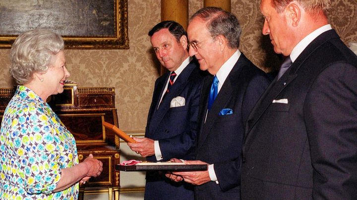Řád od britské královny získalo čtrnáct Čechů. Mezi nimi voják, architektka i sýrař; Zdroj foto: Reuters