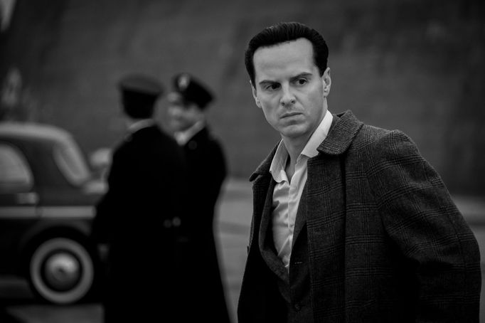 Andrew Scott jako Tom Ripley.