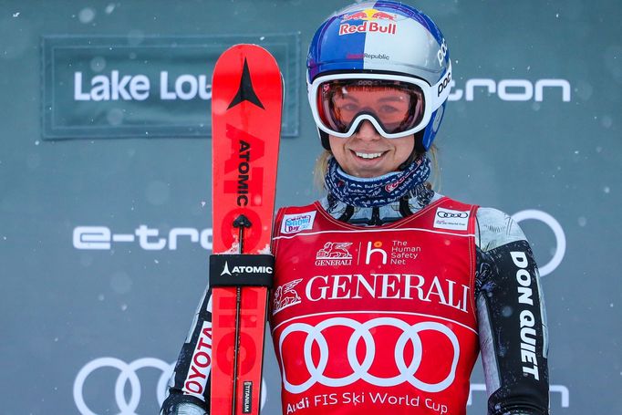 Ester Ledecká v cíli vítězného sjezdu Světícího poháru v Lake Louise