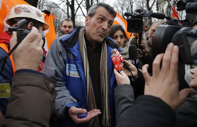 ArcelorMittal Florange blast furnace labour union representative Edouard Martin speaks to journalists during a protest action near the Elysee Palace in Paris, January 23, 2013. REUTERS/Christian Hartmann (FRANCE - Tags: POLITICS BUSINESS EMPLOYMENT) Published: Led. 23, 2013, 1:27 odp.