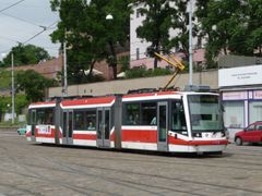 Tyto tramvaje Škoda 03T byly také zakoupeny v zakázce