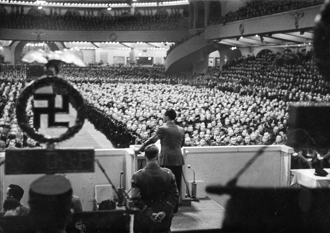 Ministr propagandy nacistické Třetí říše Joseph Goebbels při projevu v Berlínském sportovním paláci dne 18. února 1943.