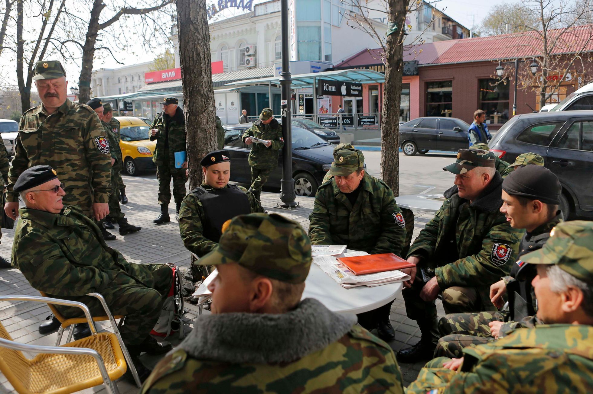 Členové ruské domobrany v Simferopolu