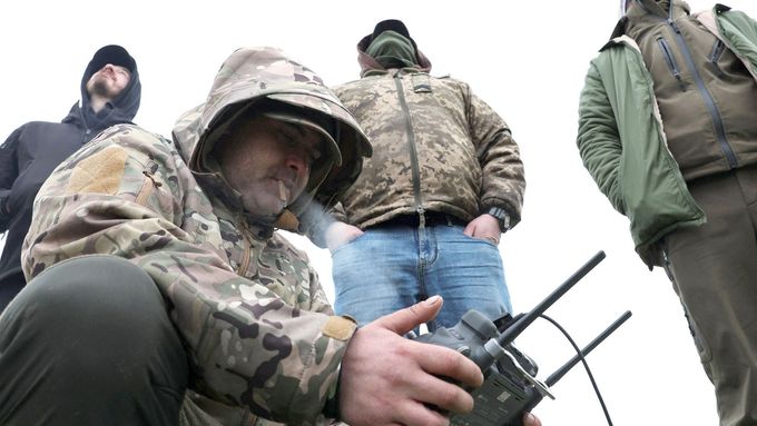 Video ukazuje útok ukrajinského dronu na ruský obrněný vlak