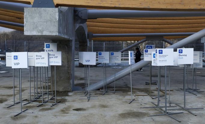 Signs are ready to be used at the "Sanki" sliding center near Krasnaya Polyana, a venue for the Sochi 2014 Winter Olympics near Sochi during a test event February 13, 2013. Although many complexes and venues in the Black Sea resort of Sochi mostly resemble building sites that are still under construction, there is nothing to suggest any concern over readiness. Construction will be completed by August 2013 according to organisers. The Sochi 2014 Winter Olympics opens on February 7, 2014. REUTERS/Kai Pfaffenbach (RUSSIA - Tags: BUSINESS CONSTRUCTION SPORT OLYMPICS) Published: Úno. 13, 2013, 6:34 odp.