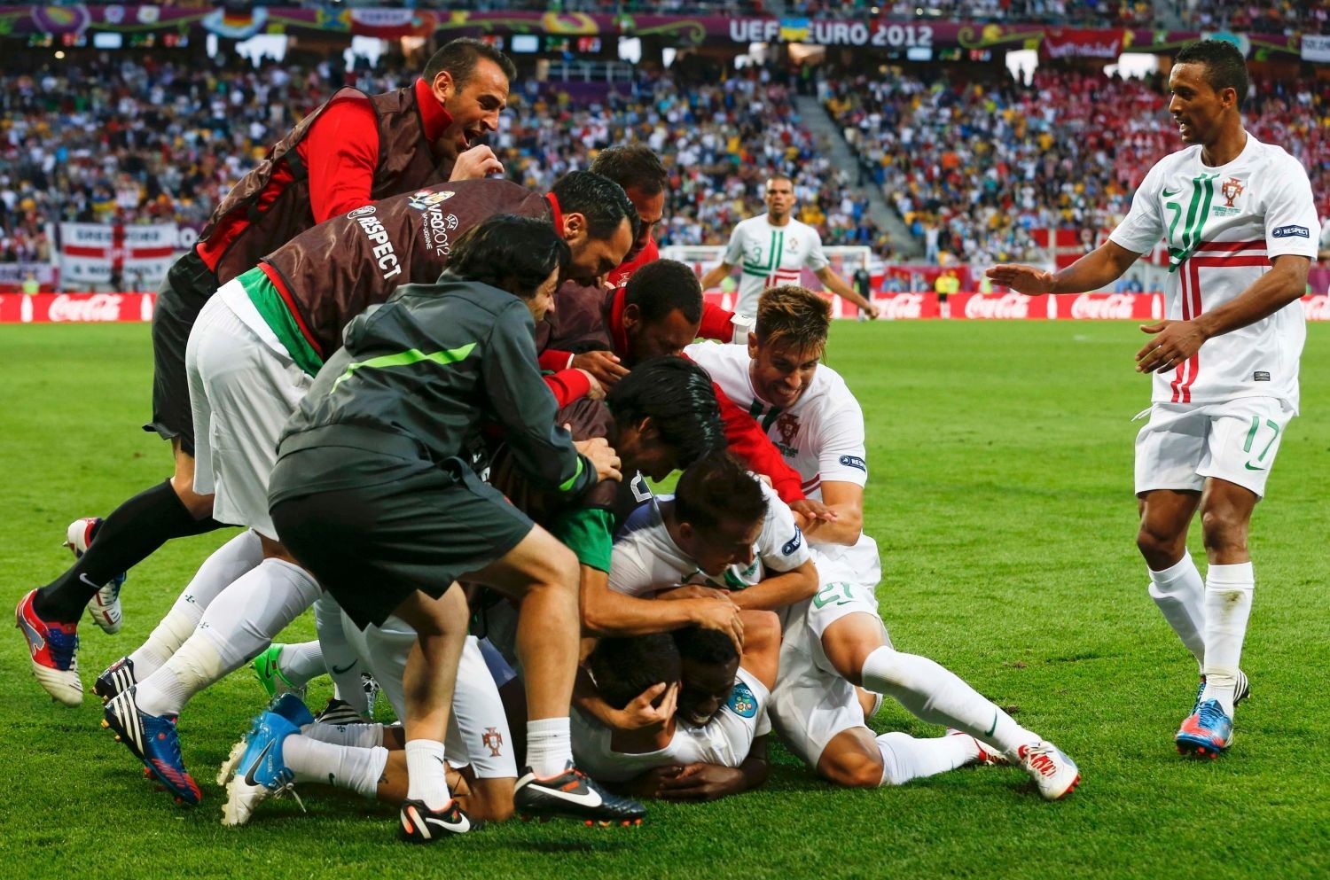 Silvestre Varela slaví rozhodující gól v utkání Dánska s Portugalskem na Euru 2012