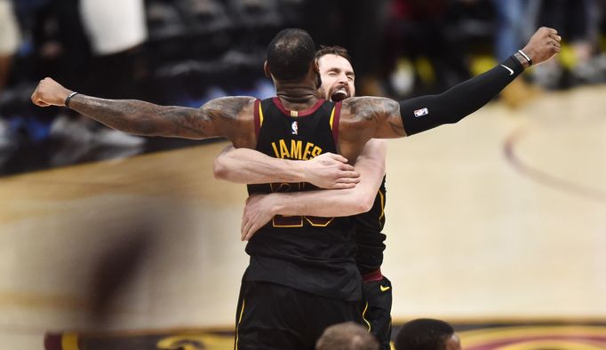 LeBron James (23) a Kevin Love (0) z Clevelandu slaví.