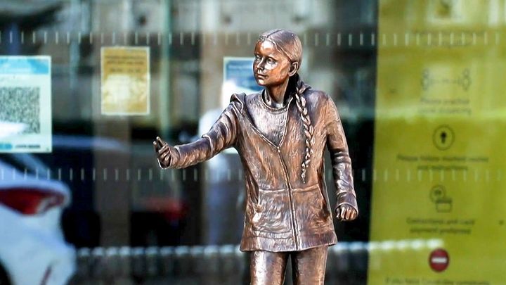 Britská univerzita vztyčila bronzovou sochu Grety Thunbergové. Vyvolalo to poprask