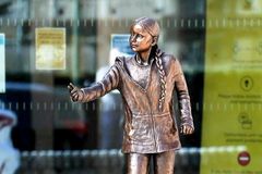 Britská univerzita vztyčila bronzovou sochu Grety Thunbergové. Vyvolalo to poprask