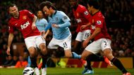 Manchesterské derby v dohrávce 31. kola Premier League pro sebe urvali hosté z City, kteří vyhráli 2:1. Oplatili tak svému soupeři podzimní porážku z domácího stadionu.