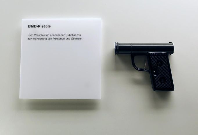 A pistol to shoot chemical substances to mark people and objects, used by the Federal Intelligence Service Bundesnachrichtendienst (BND), is seen on display in the 'Top Secret' Spy Museum in Oberhausen, July 10, 2013. The museum presents various objects, devices and gadgets used for spying or related to espionage. REUTERS/Ina Fassbender (GERMANY - Tags: SOCIETY ENTERTAINMENT) Published: Čec. 10, 2013, 2:52 odp.