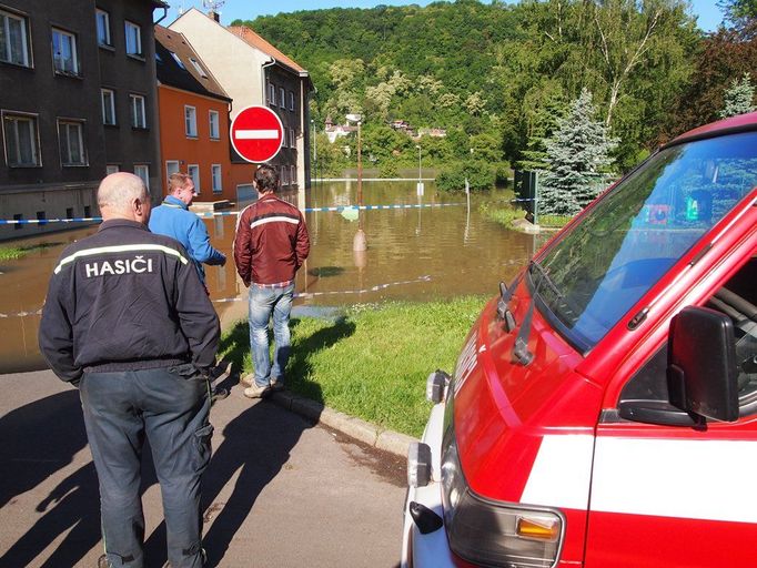 Hasiči dohlíží na situaci ve Střekově